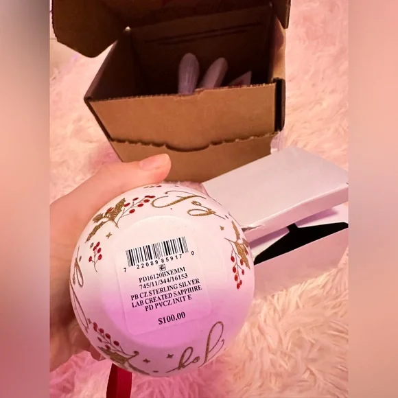 Initial necklace ornament letter E perfect for a Christmas gift 😊 - Picture 4 of 5